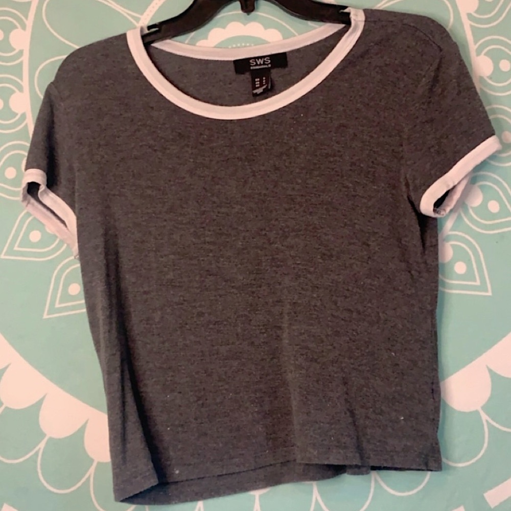 Cropped gray tee